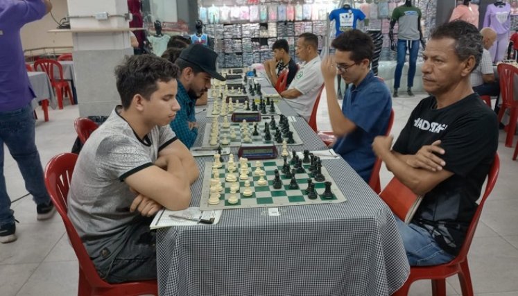 El Mestro FIDE, Gilberto Valderrama (a la derecha), con 5.5 puntos se quedó con el primer lugar del campeonato de ajedrez.