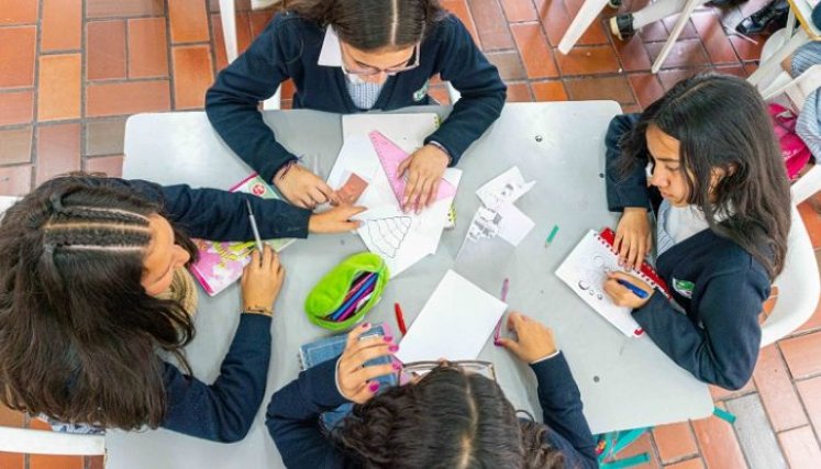 Los acudientes señalan que los libros nunca se usan por completo, por lo que muchas páginas y actividades al final del año se pierden. / Foto: Cortesía