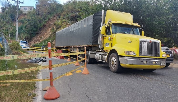 Aproximadamente 600 tractomulas pasan a diario por esta zona. / Foto: Javier Sarabia / La Opinión