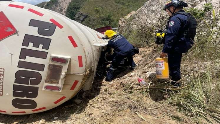 Muchas tractomulas son incineradas por los grupos al margen de la ley y otras sufren accidentes de tránsito por el pésimo estado de las carreteras.