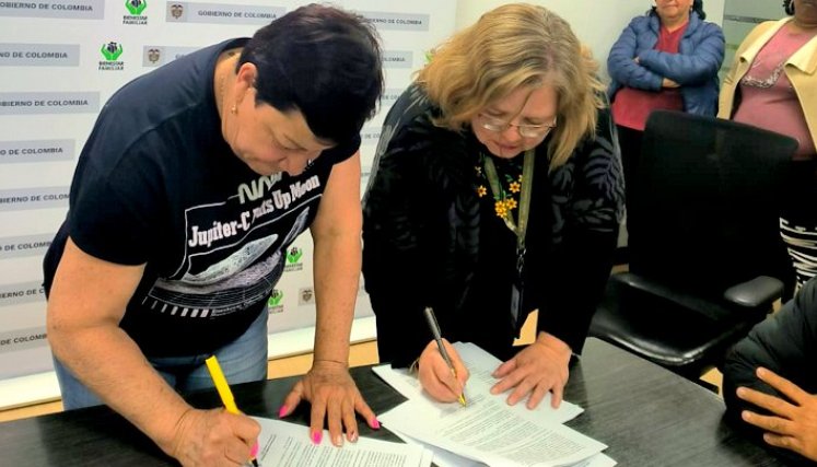 Madres comunitarias firman acuerdos con el ICBF