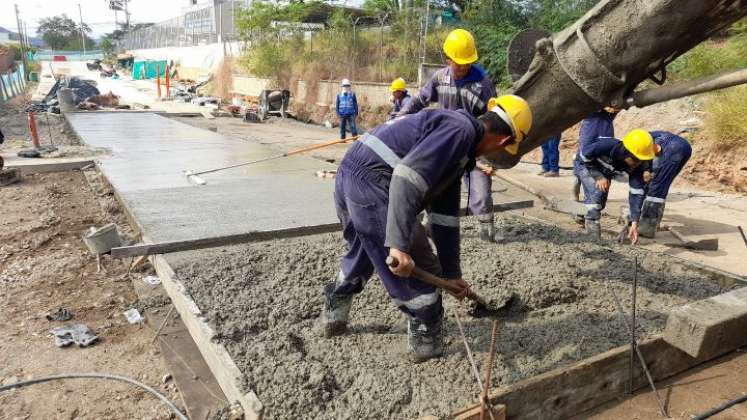 Los trabajos avanzan con la pavimentación de la avenida 1 del barrio Aeropuerto/La Opinión