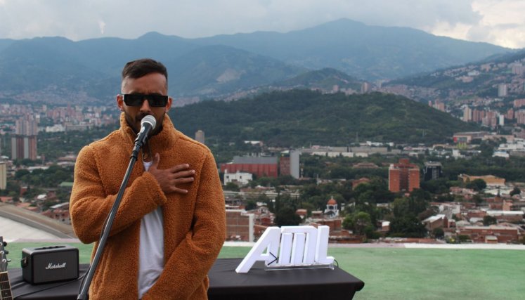 El artista colombiano Adriano lanza su nueva canción titulada UN CALL