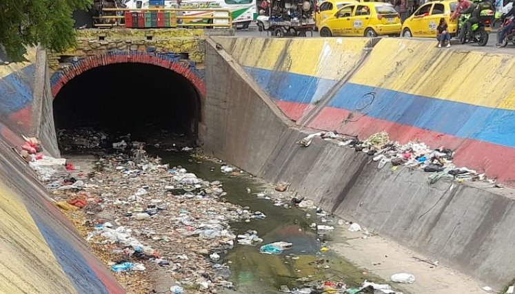 Canal Bogotá, repleto de basura que le arrojan a diario los vecinos de 18 barrios./Foto Orlando Carvajal/La Opinión