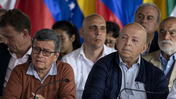 El comandante guerrillero del Eln, Pablo Beltrán (izquierda), y el miembro de la delegación del gobierno colombiano, Otty Patino (derecha)./Foto: AFP