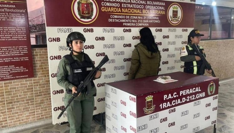 Mujer fue detenida en Puente Simón Bolívar por llevar droga en plantilla de zapatos