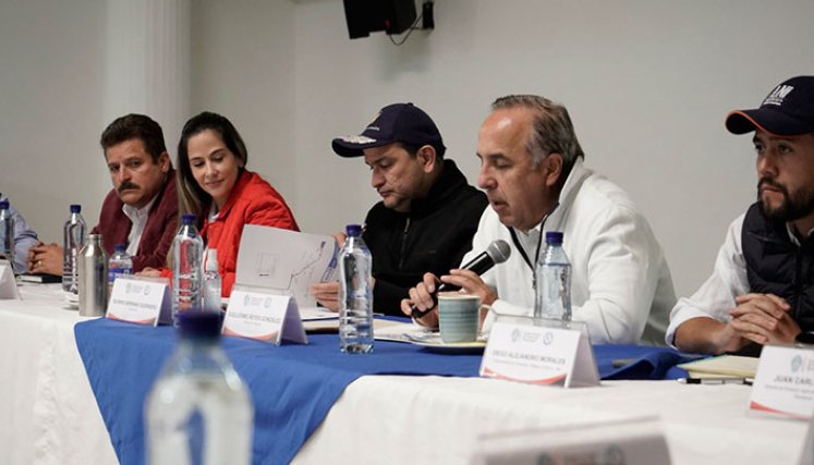El ministro de Transporte, Guillermo Reyes, lidera la reunión. / Foto: Cortesía