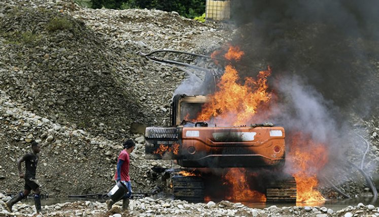 Explosivos y fuego: la arremetida oficial contra el oro ilegal en Colombia./Foto: AFP