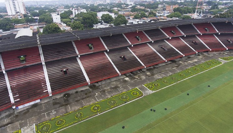 La estructura de la tribuna oriental debe ser reforzada para evitar algún tipo de accidente, son ya 32 años de haberse construido. 