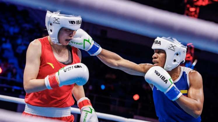 La boxeadora Angie Paola Valdés (de azul), perdió ante la número uno del mundo de los 60 kilogramos. 