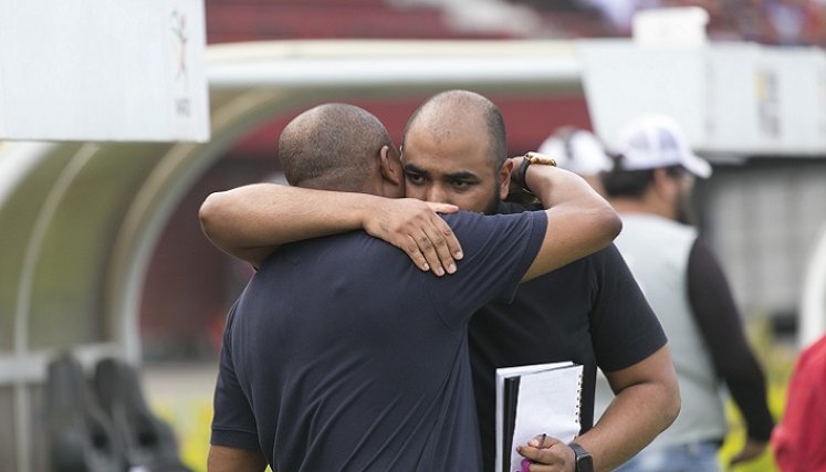 El técnico Bernardo Redín y su hijo se abrasan después de que el Cúcuta eliminará al  Deportes Quindío de la Copa Colombia.