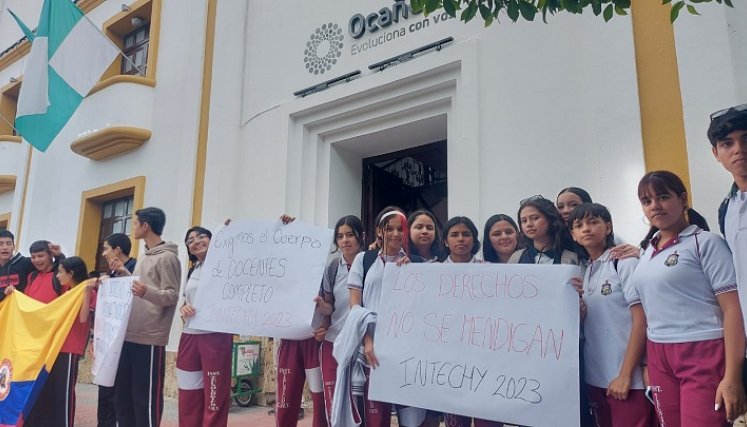 Estudiantes del Instituto Tecnológico Carlos Hernández Yaruro, adelantan una jornada de protesta por la fusión de cursos en la zona rural.