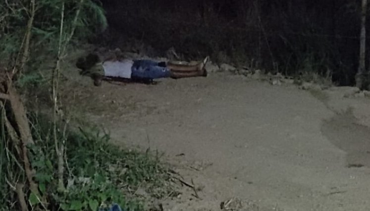 El cadáver quedó tirado en una calle polvorienta y desolada.