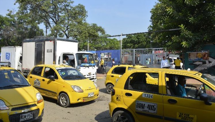 Por la calle segunda sí hay una zona autorizada para taxis, pero no para que presten servicio de  colectivos. 