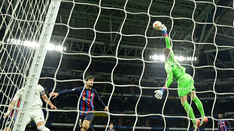 El Barcelona resiste en el Bernabéu y se acerca a la final de Copa