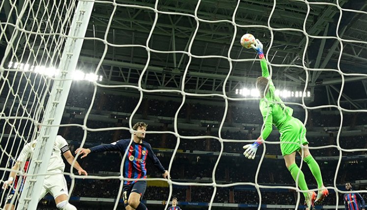 El Barcelona resiste en el Bernabéu y se acerca a la final de Copa
