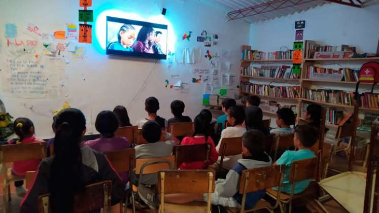 En una sede más amplia, que tomó en comodato, no solo se asesoran tareas sino también se dictan talleres de arte. / Foto cortesía.