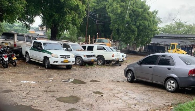 Los automotores, en desuso,  estaban en un parqueadero 