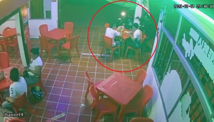 En las imágenes quedó registrado cuando uno de los ladrones intimida con un arma a las víctimas y se llevan sus celulares.