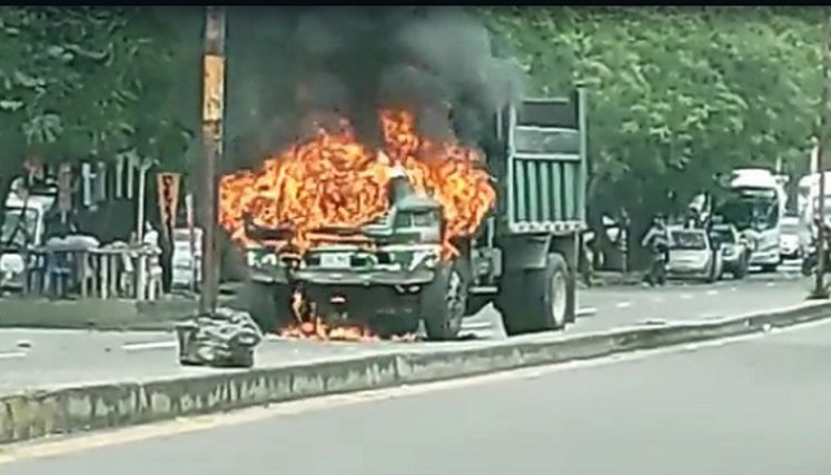 Los comerciantes y transeúntes que a esa hora estaban en la zona huyeron por miedo a que el automotor explotara.
