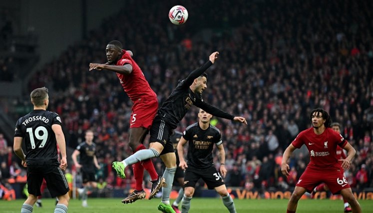 El Liverpool logró salvar un punto en casa al igualar con el líder Arsenal.