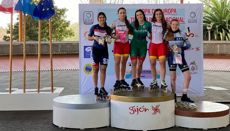 La patinadora Angie Castro (primera a la izquierda), obtuvo la medalla de bronce.