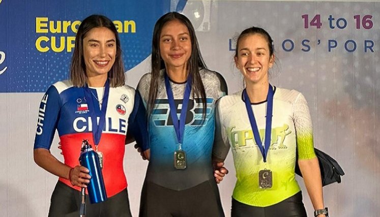 La cucuteña Keily Daniela Delgado (al centro), celebra un nuevo título en la Gira Europea.