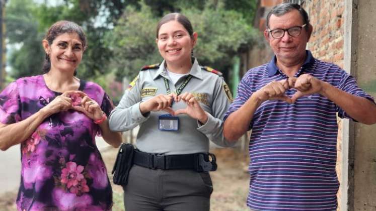 La auxiliar Maira Alejandra Garza en compañía de sus padres. 