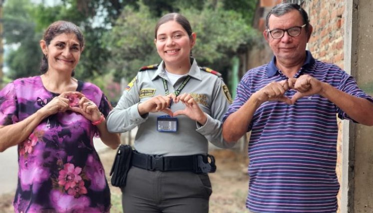La auxiliar Maira Alejandra Garza en compañía de sus padres. 