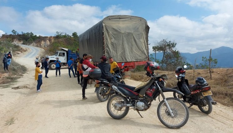 Campesinos bloquean la carretera que conduce hacia el relleno sanitario regional de la Madera del municipio de Ocaña. 