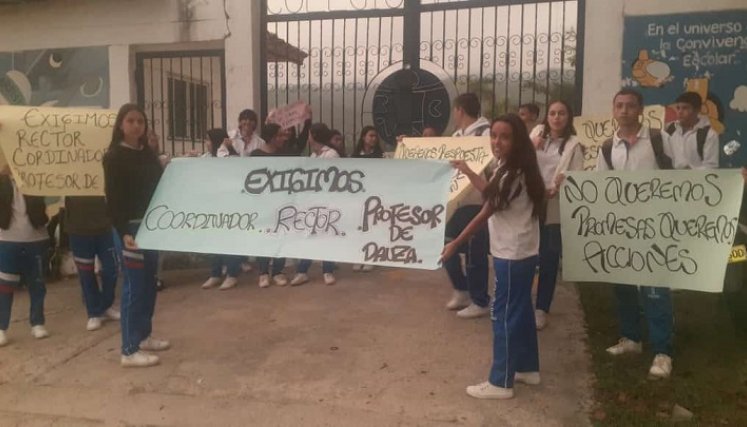 Estudiantes del colegio artístico Rafael Contreras Navarro de Ocaña adelantan una jornada de protesta.