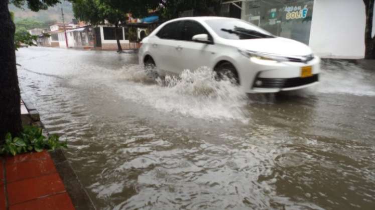 En la calle 7 de Prados del Este la más leve llovizna convierte la vía en un arroyo, lo que impide a los vecinos salir de sus casas. /Foto: Orlando Carvajal/La Opinión