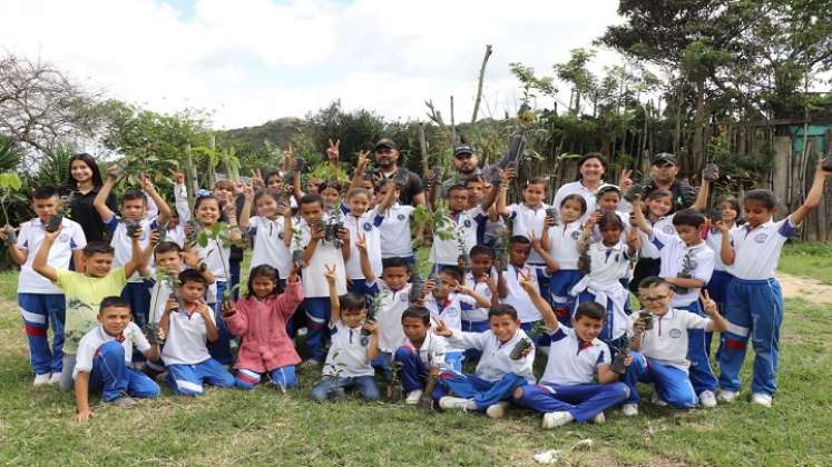 En Ocaña se adelanta una jornada de siembra de especies nativas para la conservación del medio ambiente.