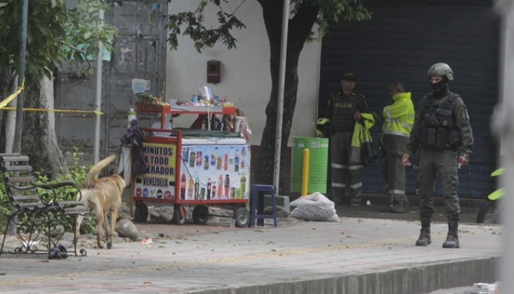 La Policía llevó varios perros antiexplosivos para inspeccionar la zona.