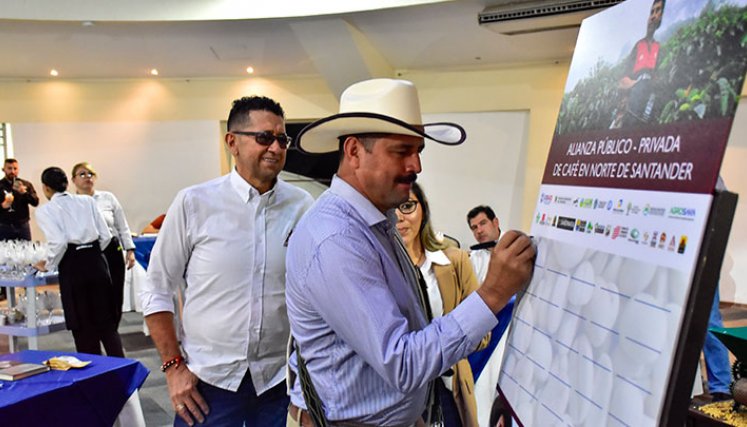 Juan Valdez también se sumó a la firma del documento, en el acto desarrollado ayer en Cúcuta. Foto Cortesía-Juan Pablo Bayona