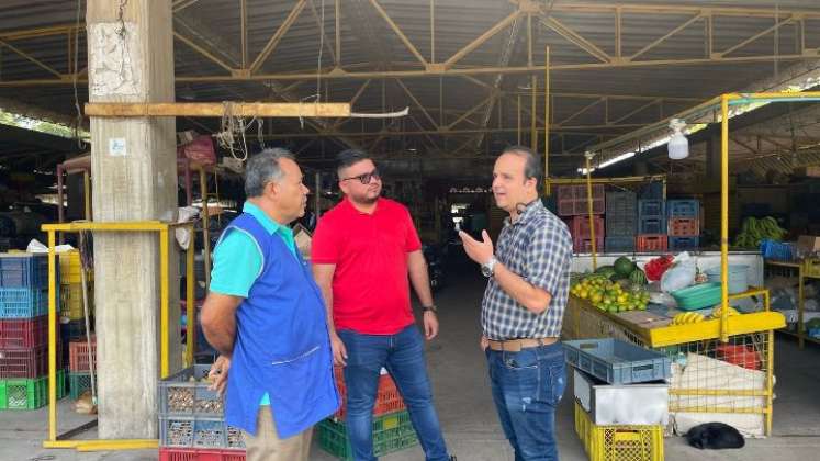 El gerente de Cenabastos, Wolgfan Ochoa (centro) dialoga ultima detalles para el recibimiento de los productores de Bucarasica/Foto cortesía