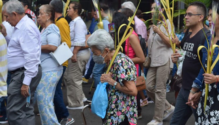 Feligreses de todas las edades acudieron a los templos para participar en los actos litúrgicos. Foto Cortesía