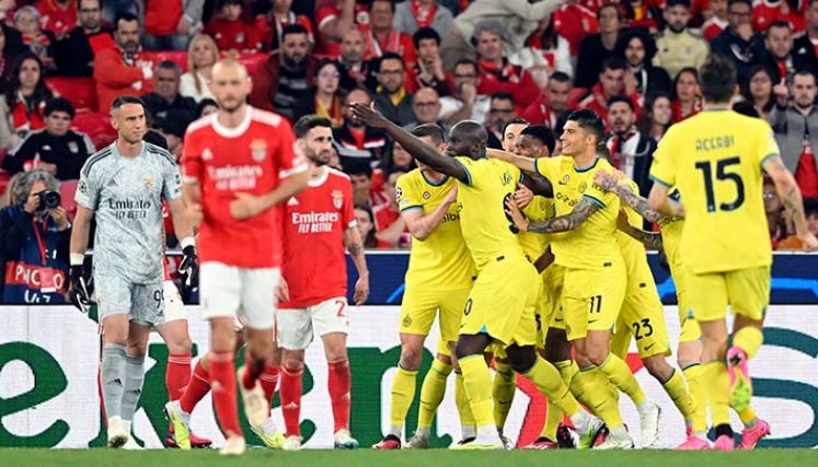 El Inter se olvida de su crisis y deja contra las cuerdas al Benfica