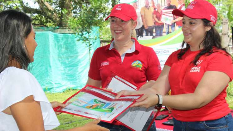 de Tibú  recibieron con alegría el título de su parcela a través  del programa ProTierra Tibú. 