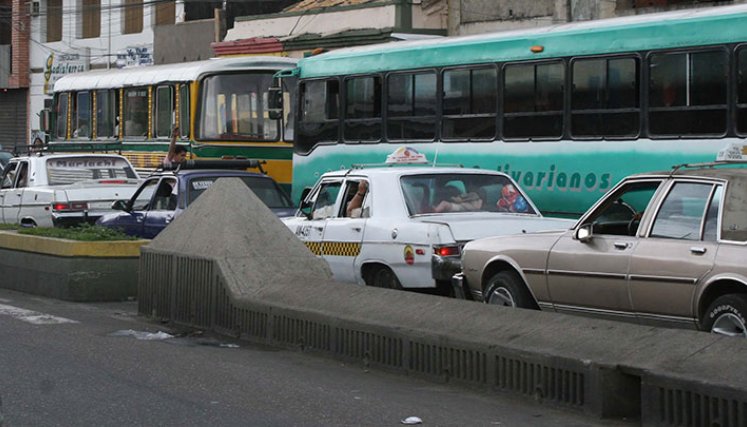 Los propietarios de carros por puesto dicen que han cumplido con los requisitos exigidos, pero aún así no pueden operar. Foto Archivo La Opinión