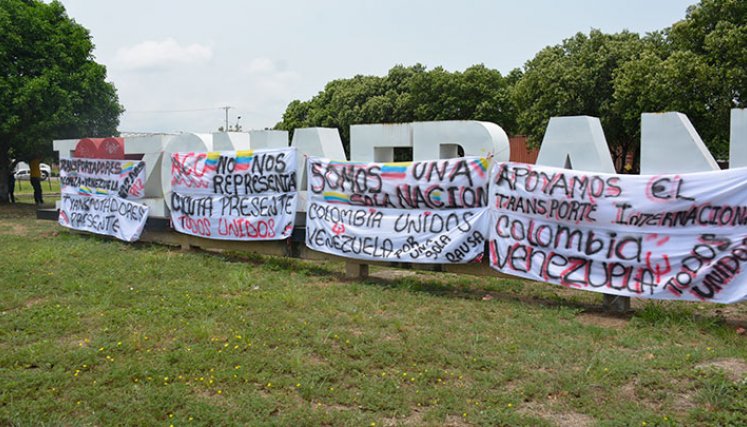 Transportadores de carga internacional colombianos, con tractomulas de placas venezolanas, mantienen protestas en Cúcuta y Paraguachón. / Foto La Opinión
