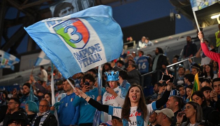 Los aficionados del Nápoles de Italia festejaron con mucha alegría el nuevo título de su equipo.