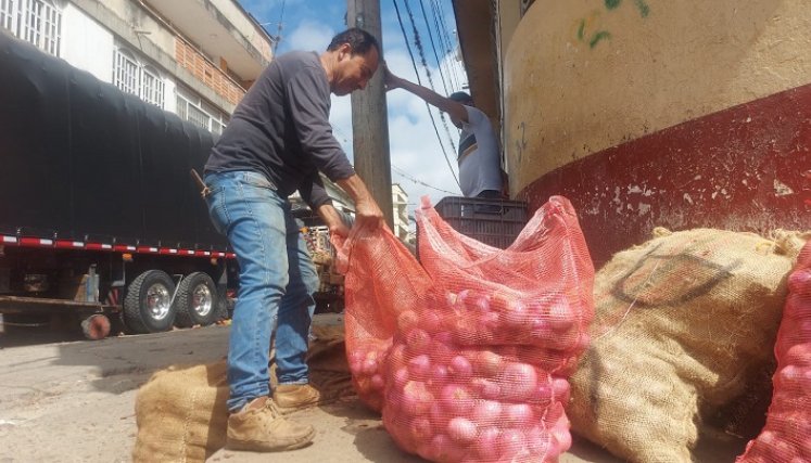 Los minoristas esperan una conciliación con la administración municipal para evitar el desalojo de los andenes, mientras buscan un local./Foto Javier Sarabia.