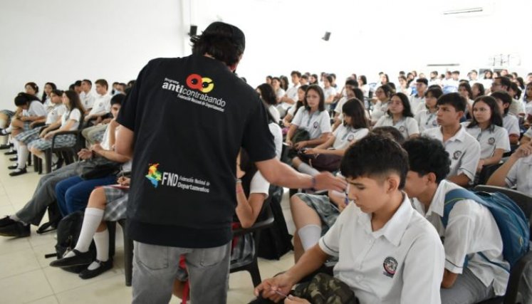 Socialización problemática del contrabando en colegios.