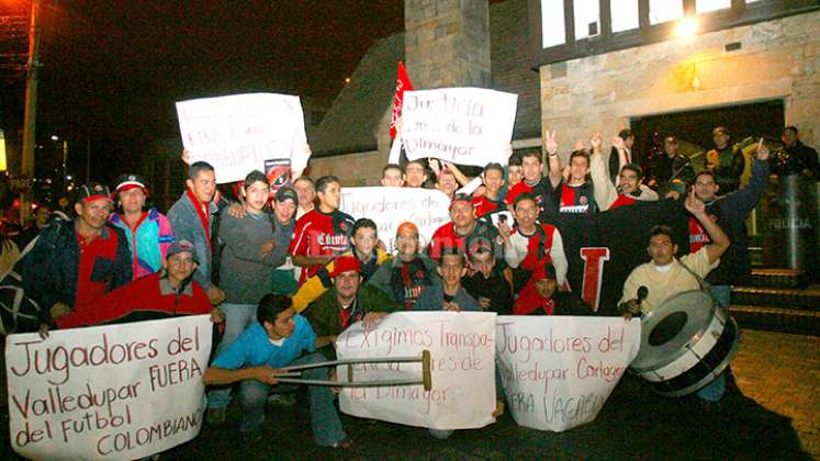 Hinchas del Cúcuta Deportivo en Bogotá. Diciembre de 2004.  