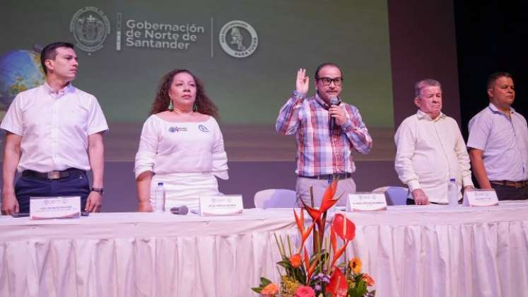 Un docente de cada municipio se posesionó de manera simbólica ante el gobernador. 