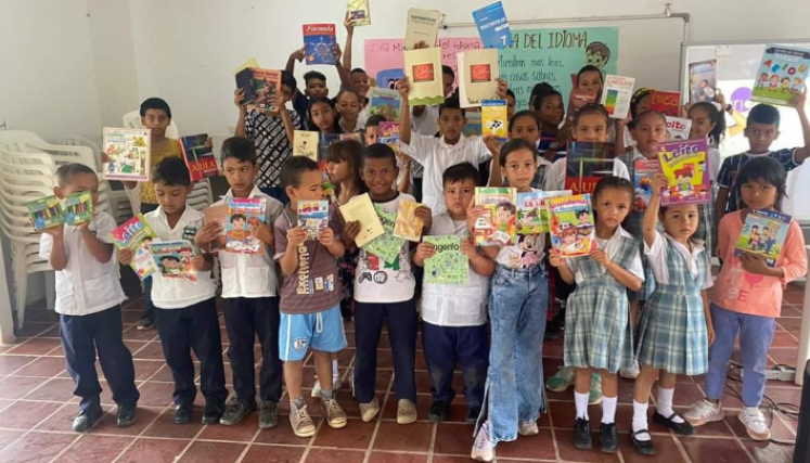 Niños de Colombia reciben libros