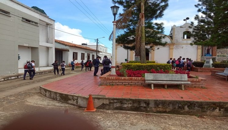 En inminente peligro viven estudiantes del colegio Edmundo Velásquez de Otaré.