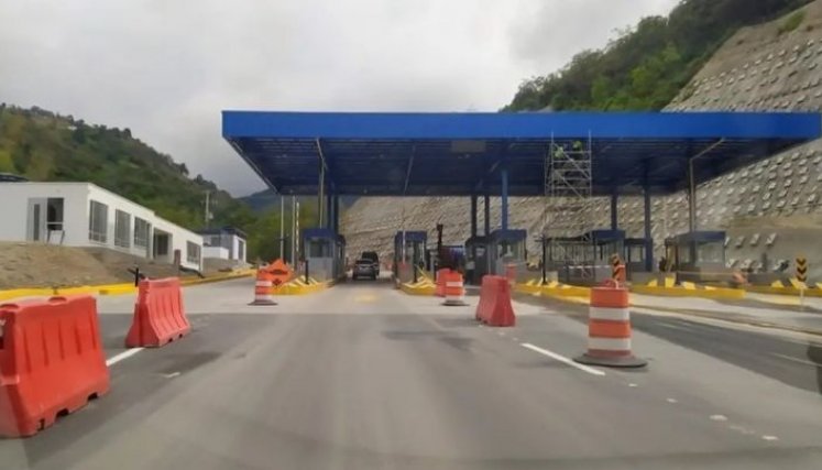 Desde el último trimestre del 2022 la obra de infraestructura de las casetas de cobro ya estaba lista. / Foto Cortesía / La Opinión 