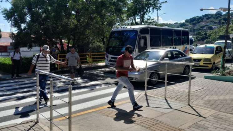 Muchos peatones agradecen a los conductores por dejarlos pasar, aunque se evidenció que algunos chóferes no reducen la velocidad. 